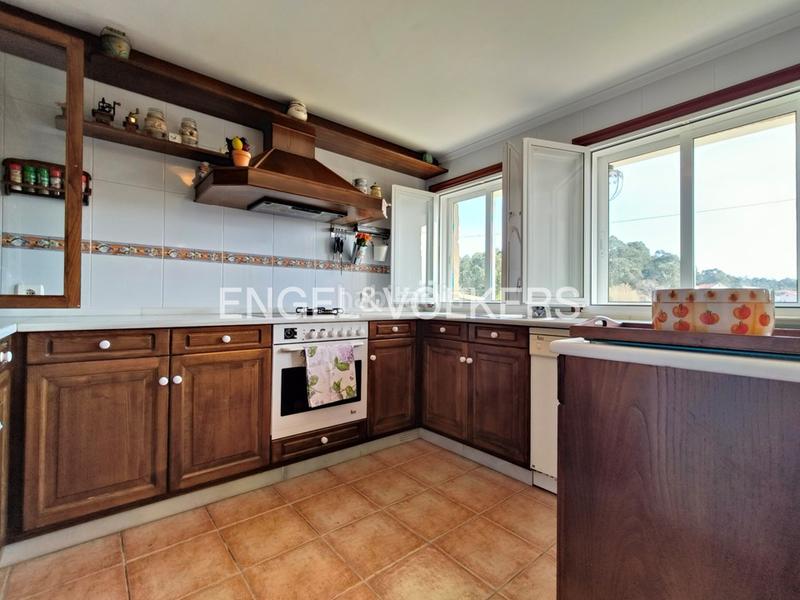 Foto 1f8c41f5-bd1e-423e-b515-51a35c933174. Casa  de piedra con jardín y piscina en chancelas en Poio