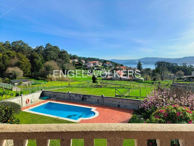 Foto 92f2f30d-4c6b-40c3-b674-52590a8b423b. Casa  de piedra con jardín y piscina en chancelas en Poio