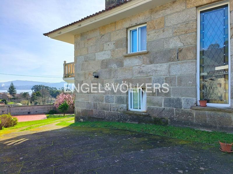 Foto 98a38054-ddf4-45a0-afff-4bd5d1f2670a. Casa  de piedra con jardín y piscina en chancelas en Poio