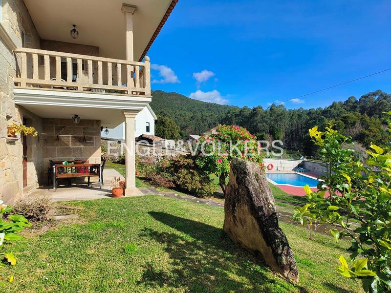 Foto d35d7bbe-74da-4999-a20a-4cf6afdf02d0. Casa  de piedra con jardín y piscina en chancelas en Poio