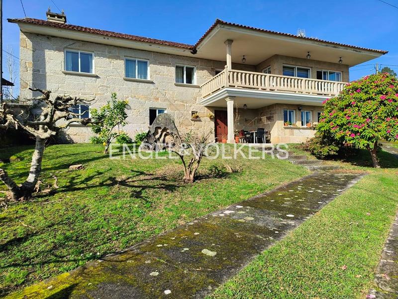 Foto d6aba995-6e26-47db-82c4-389dbdfc4b66. Casa  de piedra con jardín y piscina en chancelas en Poio