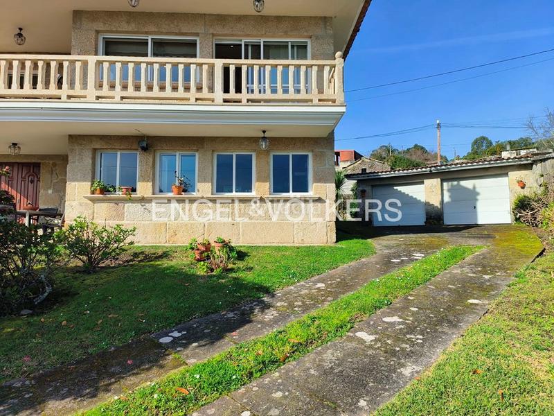 Foto d6dfca9e-d0e0-4d12-8b19-e3d432c9f272. Casa  de piedra con jardín y piscina en chancelas en Poio