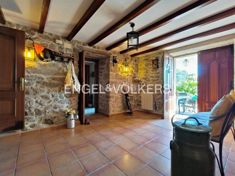 Foto e3558dd2-fb79-4f78-afa0-9f69c4f9ef90. Casa  de piedra con jardín y piscina en chancelas en Poio