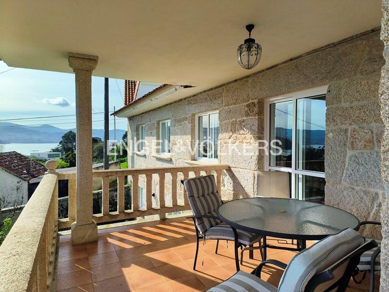 Foto e822b645-98ec-4561-8833-ef4d1b5db18a. Casa  de piedra con jardín y piscina en chancelas en Poio