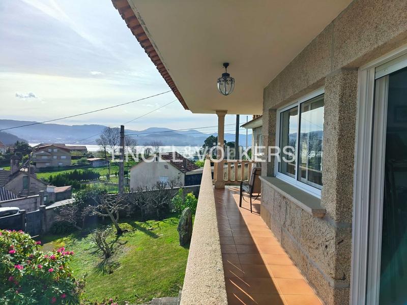 Foto f0955f1a-91dc-413c-ae29-b772799cc9c7. Casa  de piedra con jardín y piscina en chancelas en Poio
