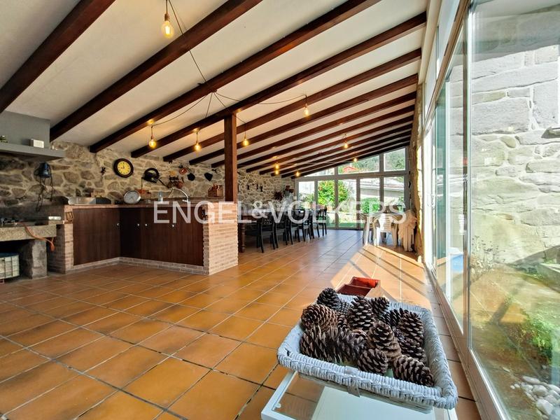 Foto f1e216ed-11a0-4f54-8a6f-822f60b09654. Casa  de piedra con jardín y piscina en chancelas en Poio