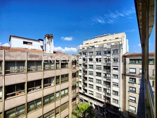 Apartment in Zona de Plaza de Barcelos. Céntrico piso de 4 dormitorios con garaje