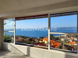 Casa en Bueu. Casa con jardn, terraza y vistas a la ra en bueu