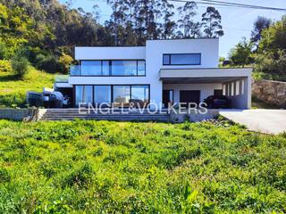 Casa en Marn. Casa de diseo moderno con jardn y terraza en mogor