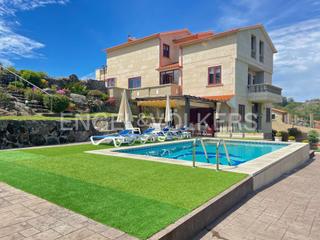 Casa a O Hío. Fabulosa casa con jardín, piscina y vistas al mar en la costa da