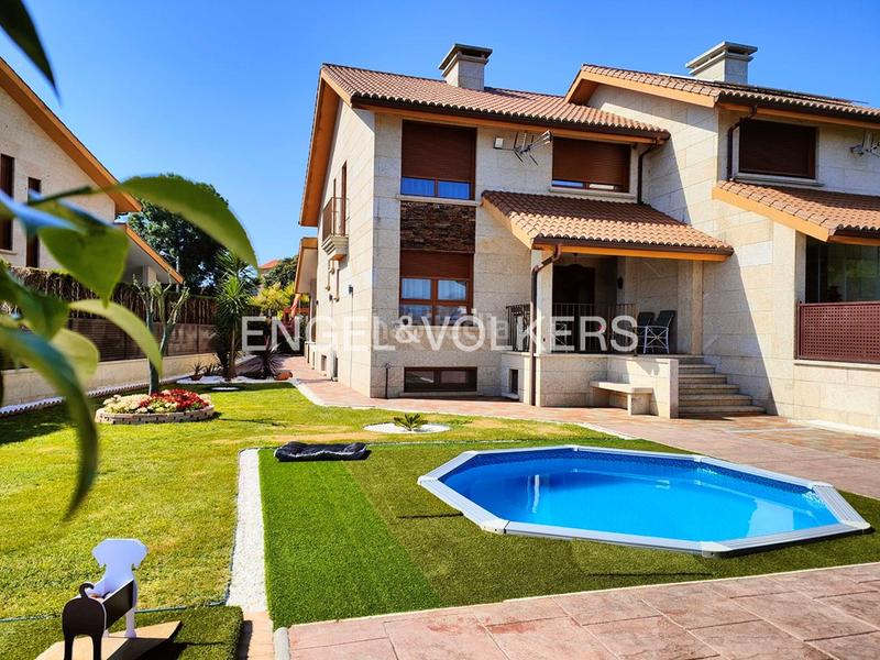 Foto 0076fdc2-e25e-48e8-ac6e-83b5d7d815f2. Casa adosada casa pareada de 4 dormitorios con jardín en Cambados