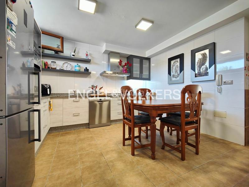 Foto 09b8b2ec-9407-4ec7-86f9-93bdc0f08251. Casa adosada casa pareada de 4 dormitorios con jardín en Cambados