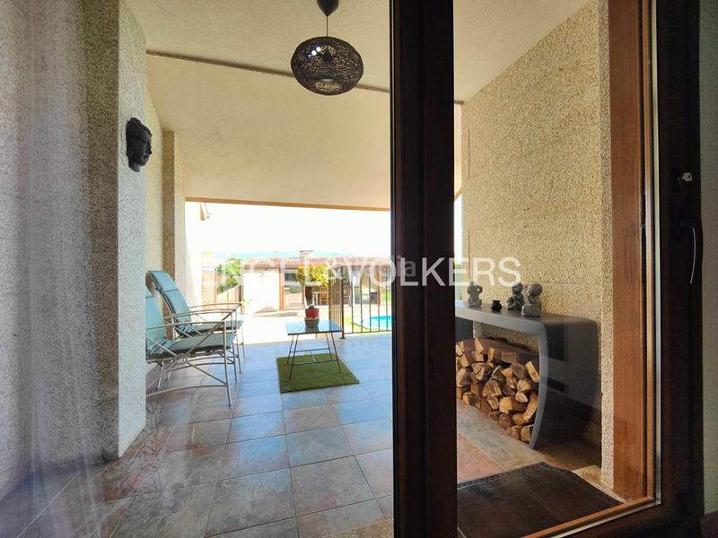 Foto 09f38d5a-075b-4cdf-b1c7-93a8b543eb6c. Casa adosada casa pareada de 4 dormitorios con jardín en Cambados