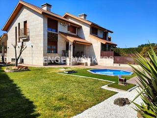 Maison jumelée à Cambados. Casa pareada de 4 dormitorios con jardín en cambados
