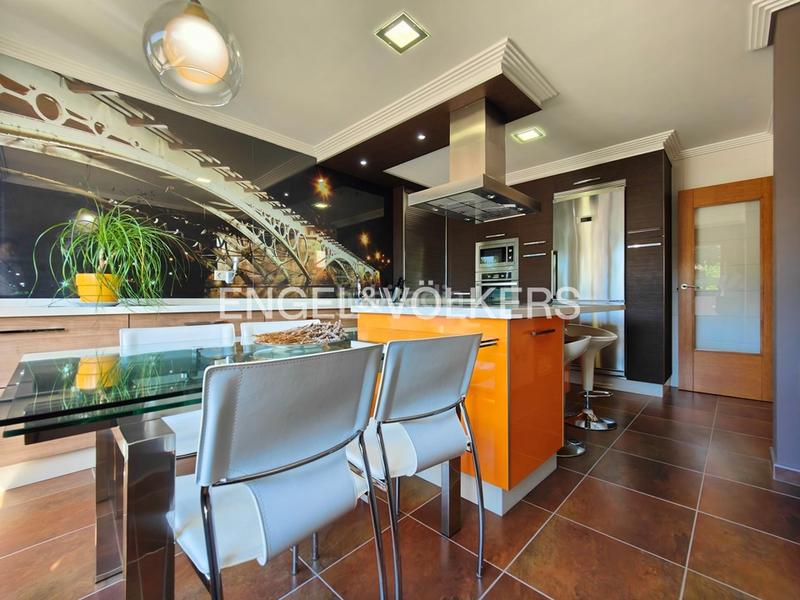 Foto 3ad21c96-55ad-4868-8bcb-bf97d92dffe6. Casa adosada casa pareada de 4 dormitorios con jardín en Cambados