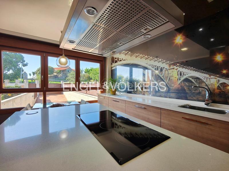 Foto 437ef691-1208-4374-8e1b-6afa2574434a. Casa adosada casa pareada de 4 dormitorios con jardín en Cambados