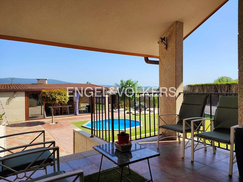 Foto 4903ae26-a9f0-4998-9b42-42aefc71b1e7. Casa adosada casa pareada de 4 dormitorios con jardín en Cambados