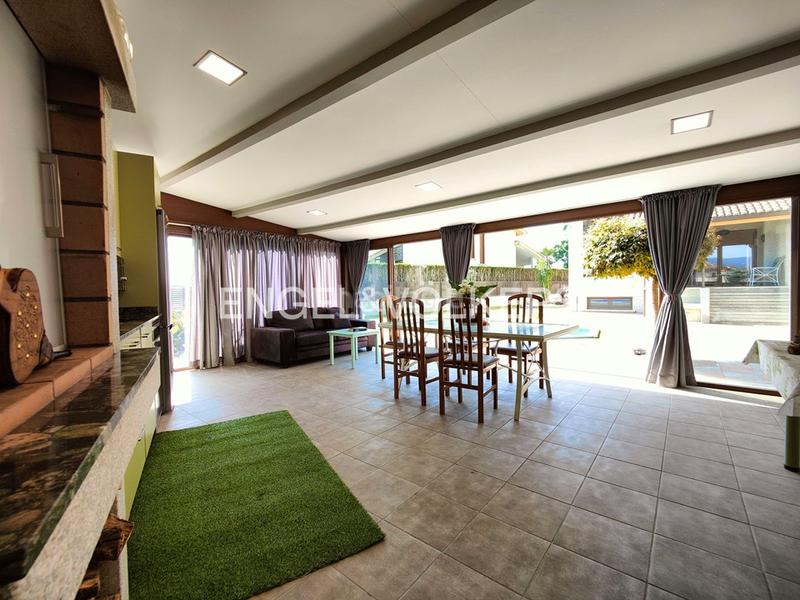 Foto 4f461a4a-c4d0-4a66-aead-3f8bf9ef23fc. Casa adosada casa pareada de 4 dormitorios con jardín en Cambados