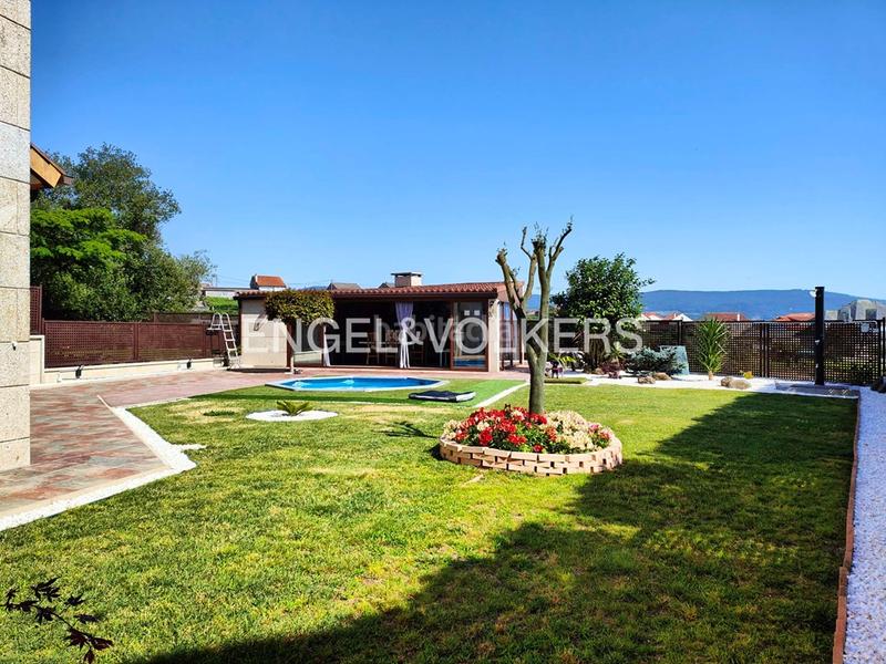 Foto 5163b202-809c-4356-9d9c-6e24ecf22812. Casa adosada casa pareada de 4 dormitorios con jardín en Cambados