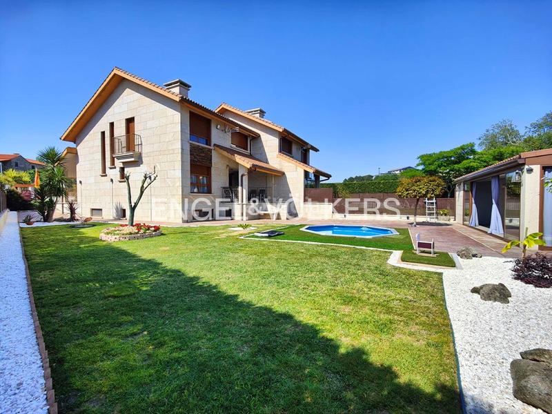 Foto 7d3e9362-aa65-4813-be8c-d23364846e95. Casa adosada casa pareada de 4 dormitorios con jardín en Cambados