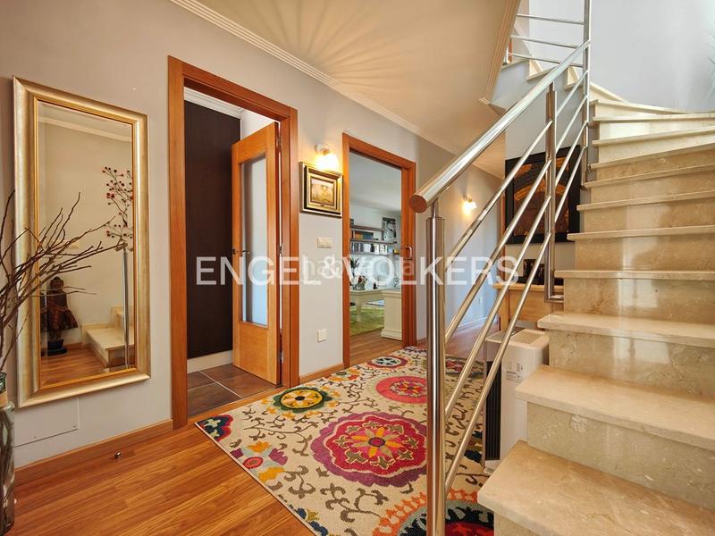 Foto 954dc30a-e893-45bd-89f6-4b10c44e381c. Casa adosada casa pareada de 4 dormitorios con jardín en Cambados