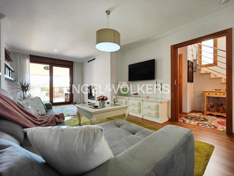 Foto a33038ad-8d53-4b9b-b126-cad1ea15c968. Casa adosada casa pareada de 4 dormitorios con jardín en Cambados