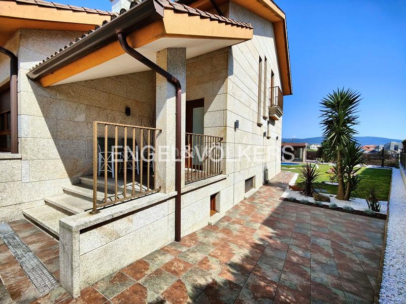 Foto ac58036f-4df9-40ce-a9e4-79a24b1f8b9e. Casa adosada casa pareada de 4 dormitorios con jardín en Cambados