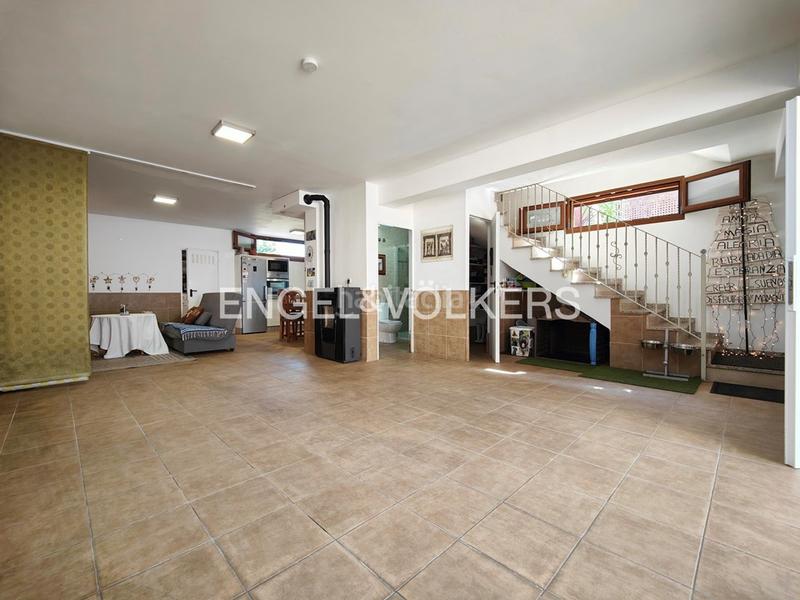 Foto dbc8fd66-5c7c-4bd1-863e-4a76ceacd00a. Casa adosada casa pareada de 4 dormitorios con jardín en Cambados