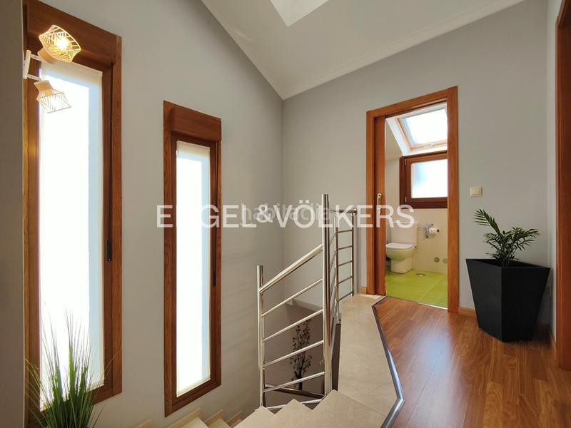 Foto e52470f9-eb40-41d7-b4f1-1e3f1b9909d3. Casa adosada casa pareada de 4 dormitorios con jardín en Cambados