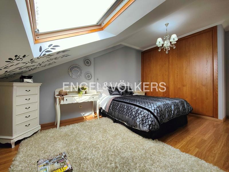 Foto f81f9407-07fd-4161-b49f-fae4003a3054. Casa adosada casa pareada de 4 dormitorios con jardín en Cambados