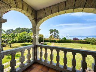 Casa a Bueu. Casa de 4 dormitorios con jardín y vistas en beluso