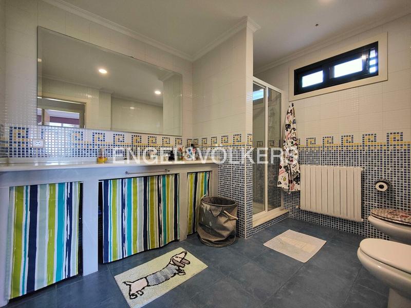 Foto 577eac8a-2829-4335-9aac-fedf89e32837. House with heating parking pool in Poio