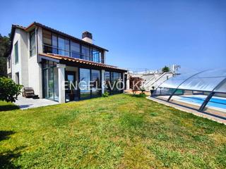 Casa a Darbo. Casa de 4 dormitorios con jardín, piscina y vistas a la ría de v