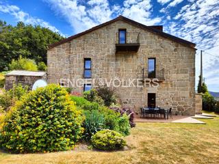Casa en Cotobade. Casa restaurada de 5 dormitorios con gran jardn en cotobade