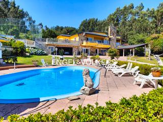 Casa a Darbo. Gran propiedad con jardín, piscina y vistas al mar en cangas