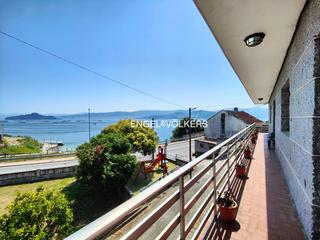 Apartamento en Poio. Piso de 5 dormitorios con balcón y vistas a la ría en raxó