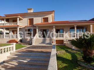 Haus in Moaña. Gran casa con jardín y vistas a la ría de vigo