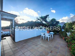 Casa a Dorrón. Casa de 4 dormitorios con terraza a un paso de la playa en dorró
