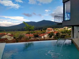 Casa a Cea. Casa de diseño con piscina y jardín en vilagarcía