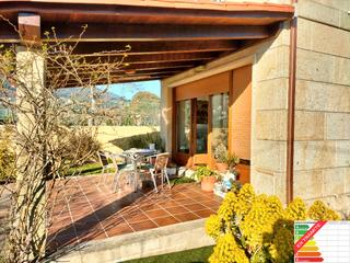 Casa a Poio. Casa de 4 dormitorios con jardín y terraza en poio