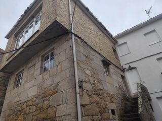 House  Calle ínsua 1, laxe. Se vende casa en rehabilitación en centro de laxe