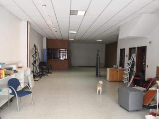 Business premise in Carballo. Local comercial en rúa río anllóns