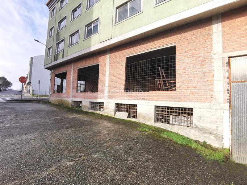 Foto 024573ec-64ad-40ce-9b5a-13225468e0c3. Edificio  en av. malpica en Carballo
