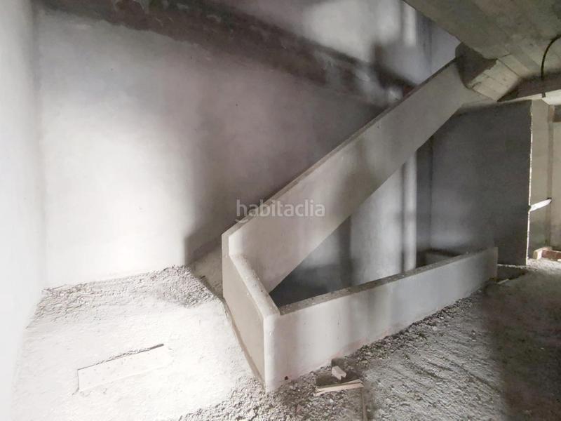 Foto 6a39c1bb-46cb-4022-8a39-a0a5d4212462. Edificio  en av. malpica en Carballo