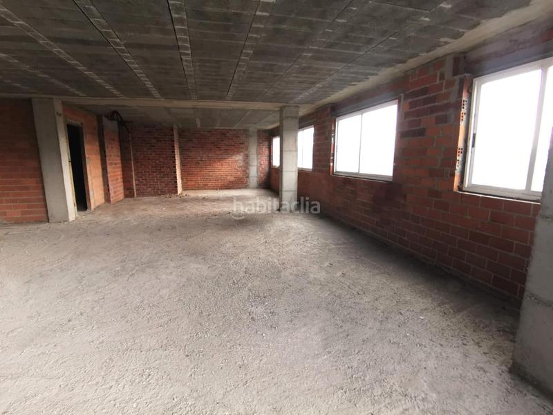 Foto a3cc1c95-8cd2-404a-8045-fa73c0d210e1. Edificio  en av. malpica en Carballo
