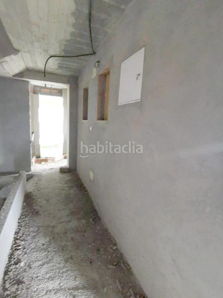 Foto c125b243-46b4-42bb-add5-e226402e027a. Edificio  en av. malpica en Carballo