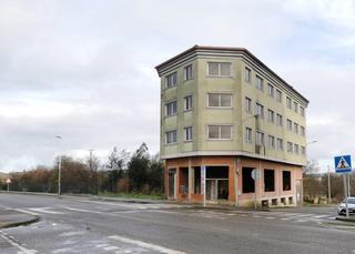 Edifici  Avenida de malpica. Edificio en av. malpica de carballo