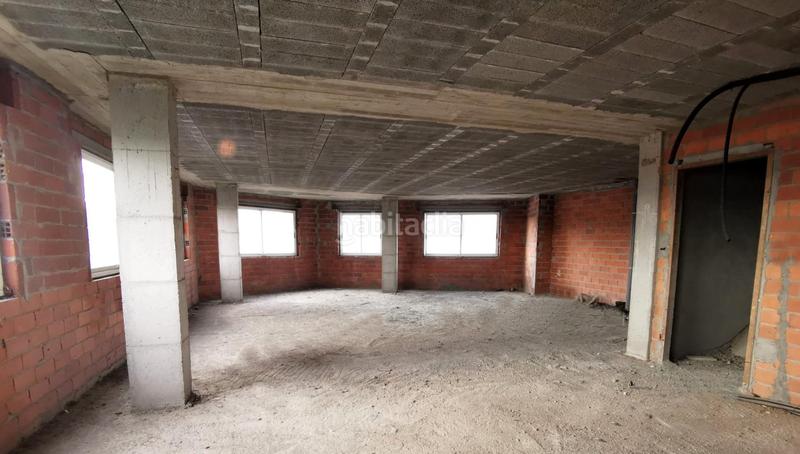 Foto e598fd65-2f07-4fc2-919b-00f94705b215. Edificio  en av. malpica en Carballo