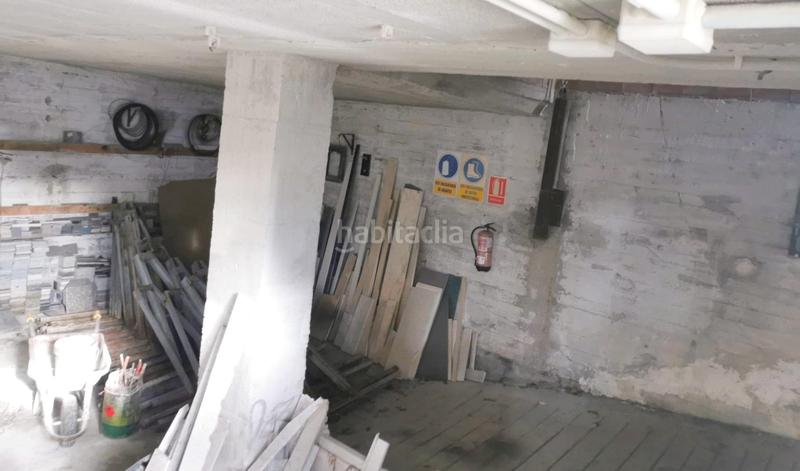Foto f9004bb3-7d78-46ab-ae3f-80bcdd7806f7. Edificio  en av. malpica en Carballo