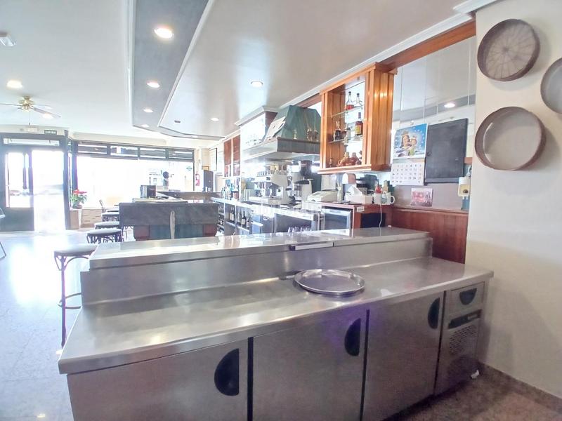 Foto 75b6a1ee-85d5-4774-b7fe-096cee1ee0dc. Local comercial negocio de hostelería en pleno funcionamiento en Carballo